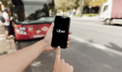 Uber trata de sobrevivir en Londres tras perder su licencia