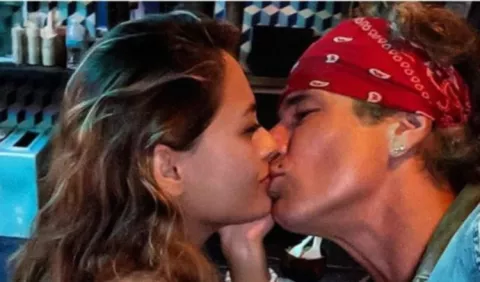 Fernando Carrillo apareció con una novia menor que él