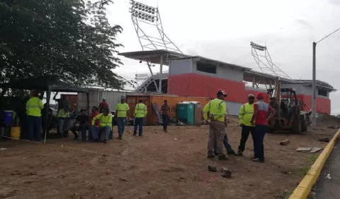 Trabajadores paralizan la construcción del 'Flaco Bala'