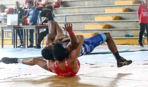 Policía gana evento de lucha olímpica