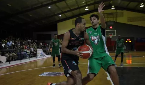Caballos galopan a toda velocidad en inicio de la LPB 