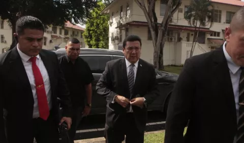 Ulloa se reúne con Porcell sin revelar detalles del encuentro