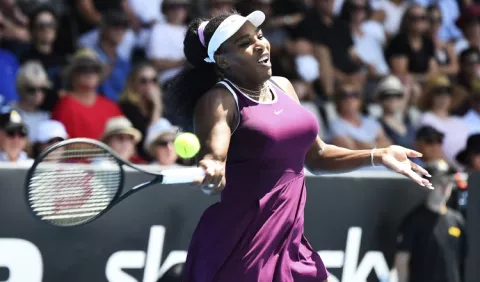 Alivio de Serena Williams ante McHale en el torneo de Auckland
