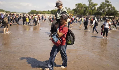 Migrantes cruzan el río 