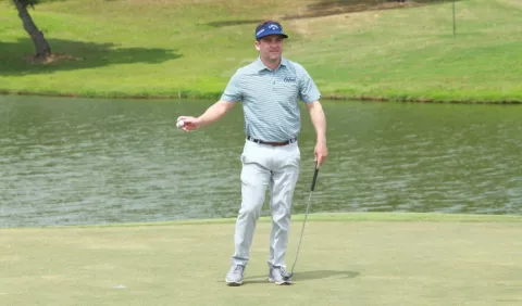 Estadounidense Chase Wright asalta la cima del Panamá Championship