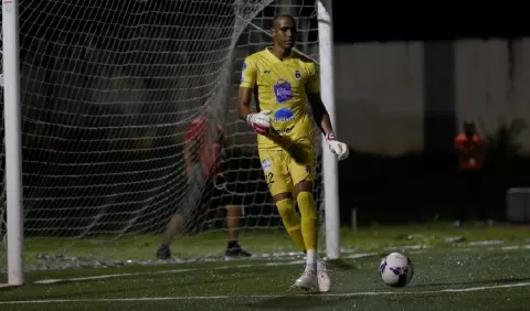 Américo Gallego llama al portero Alex Rodríguez