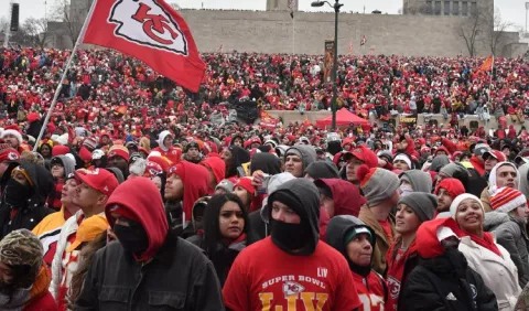 Fanáticos de los Chiefs festejaron  triunfo en el Super Bowl pese al  helado viento