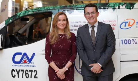 Velada por presentación de carro eléctrico
