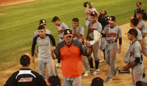 Los Santos llega inspirado al 'Flaco Bala' Hernández para serie contra Herrera