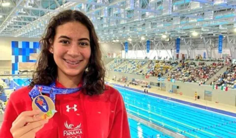Emily  Santos  ganó oro en natación en Perú