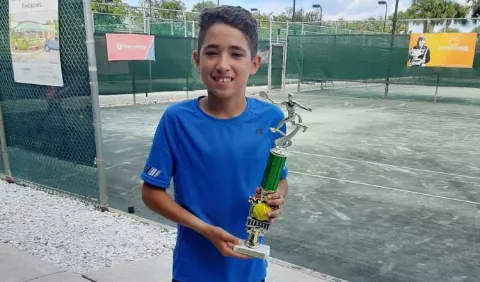 Tenista panameño Chad Valdés Jr. sorprende en Florida