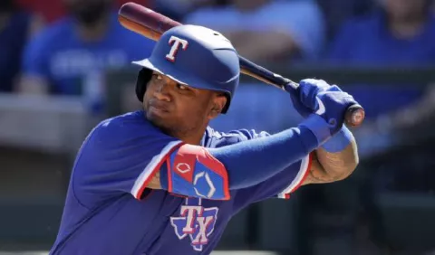 Willie Calhoun de Texas recibe un pelotazo que le fractura el rostro