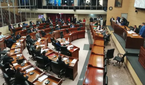 Aprueban cambios a contrataciones públicas