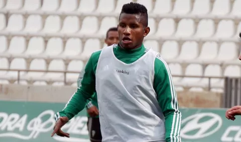 Fidel Escobar y jugadores del Córdoba subastan sus camiseta para apoyar a hospital