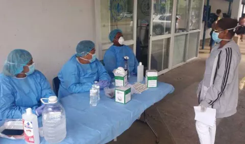 Limpian áreas  con químicos hospitalarios 