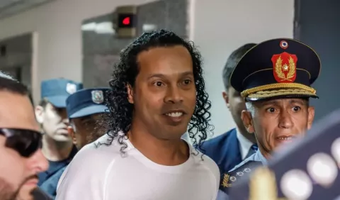 Ronaldinho tiene un mes tras las rejas