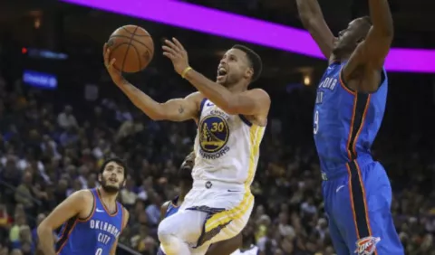 Stephen Curry hace papel de maestro