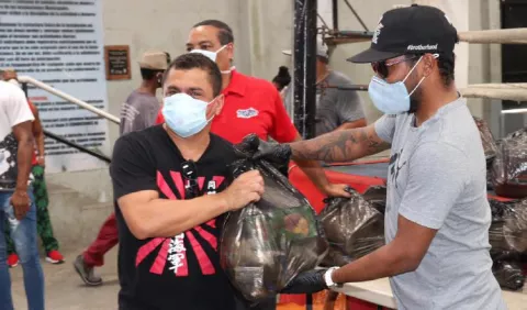 Anselmo 'Chemito' Moreno entrega bolsas de comida