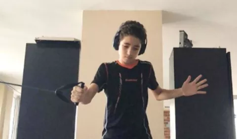 El tenista Chad Valdés Jr. busca mantener su forma física entre cuatro paredes