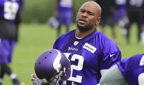 Exjugador de la NFL gana demanda contra su ciudad tras sufrir abuso policial