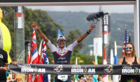 Campeón de triatlón recoge fondos para ayudar en la lucha contra el coronavirus