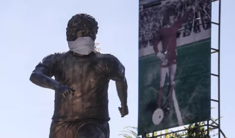 Estatua de Diego Maradona tiene mascarilla