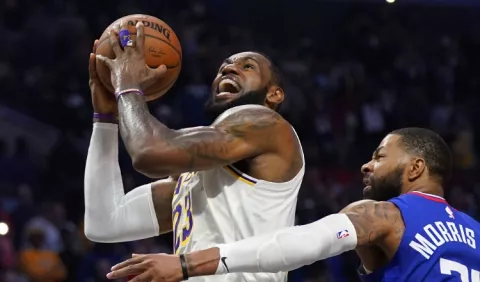 Jugadores de la NBA con reducción del 25% de su salario