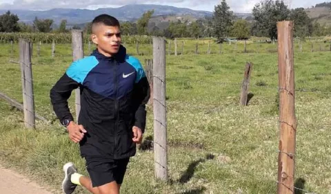 Fondista Edwin Rodríguez entrena en  circuito de 300 metros en su casa