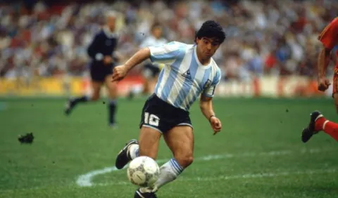 Subastarán camisetas usadas de  Diego Maradona, Lionel Messi y el astro brasileño Pelé
