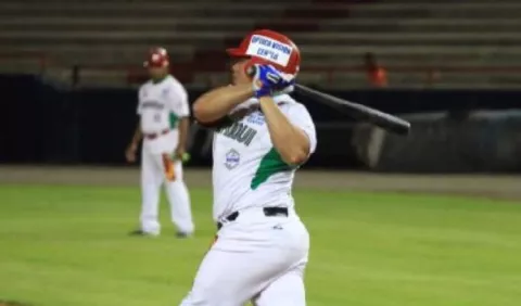 Carlos Xavier Quiroz cerca de un grupo selecto