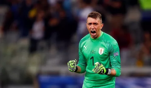 Fernando Muslera exalta la labor de Tabárez al frente de la selección de Uruguay