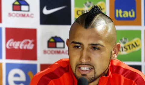 Arturo Vidal mira a Boca Juniors
