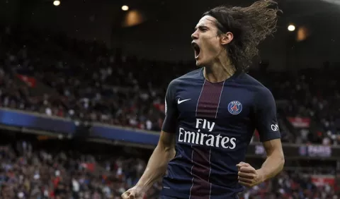 Edinson Cavani, trabaja en el campo