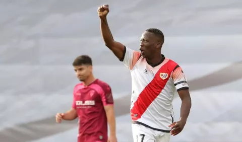 Luis Advíncula dio triunfo al Rayo Vallecano en el regreso de LaLiga de España