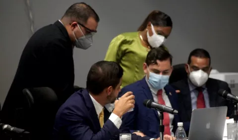 Diputados atacan duro  a banqueros, quienes reiteran rechazo a  ley 
