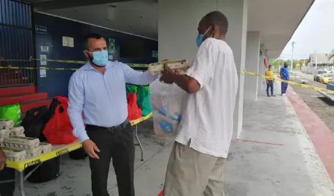 Atletas colonense reciben bolsas de alimentos