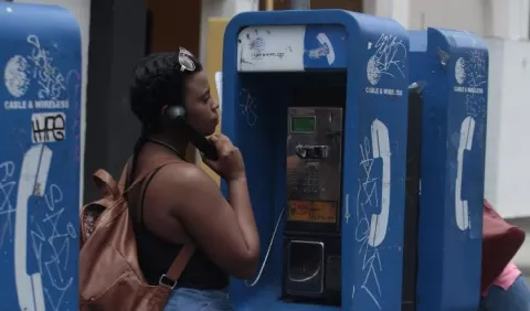 Teléfonos fijos y públicos desaparecen lentamente 