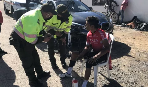 Nairo Quintana, ileso tras sufrir un accidente