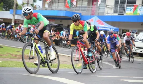 Ciclistas panameños reciben bonos solidarios