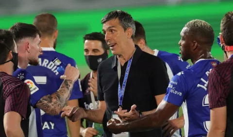 Juan Ramón López Muñiz  técnico del Alavés justifica los cambios