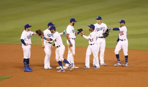 Dodgers apoyan al lanzador Joe Kelly, suspendido por  8 partidos