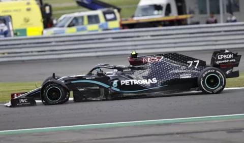 Hamilton gana el Gran Premio de Gran Bretaña  con tres ruedas y el corazón en la mano