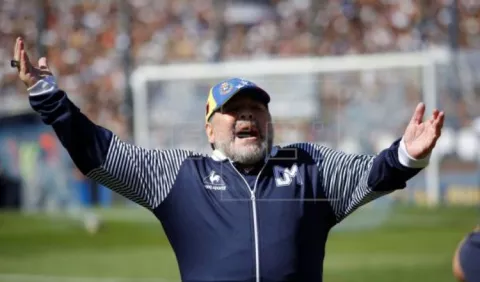 Conmebol pide ayuda  a Diego Maradona para obra benéfica contra la COVID-19