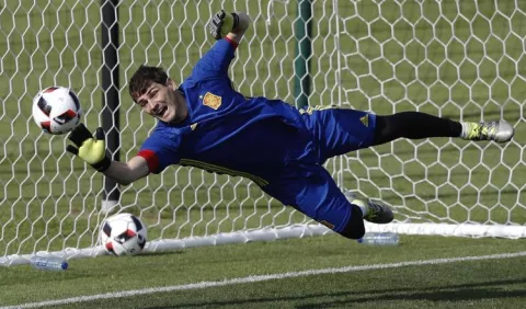 Iker Casilla se despide del fútbol profesional, una leyenda que ganó todo como jugador