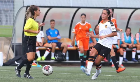 Rosario Vargas de  nuevo a la cancha con Valencia B