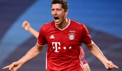 Hansi Flick, técnico del Bayern de Múnich,  lanza flores al Lyon