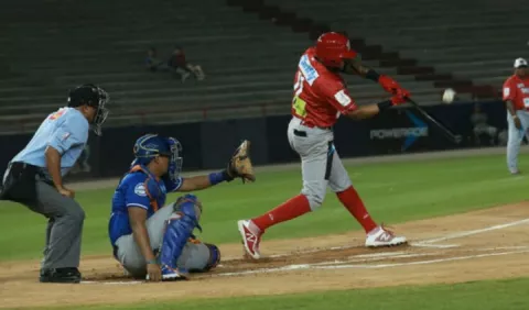 Béisbol mayor se jugaría con menos equipos