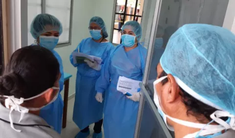 Médicos piden usar protocolo privado en el área pública para combatir la COVID-19