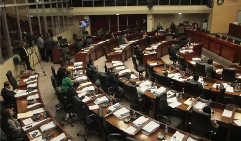  Funcionarios presionan para mantener salarios 