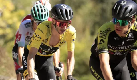 Adam Yates ahorra fuerza y mantiene liderato en el Tour de Francia